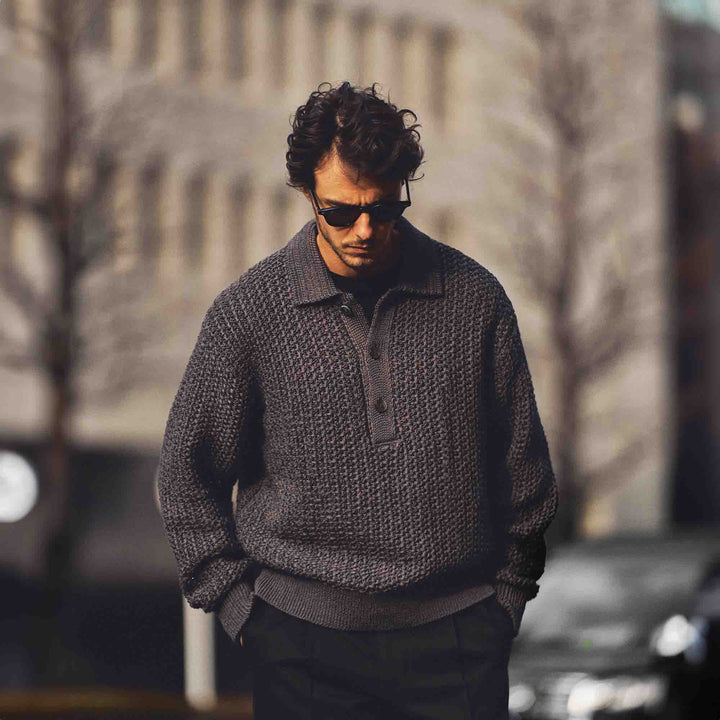 ザク編みニットポロシャツ「SUKHNA(スクナ)」グレー　フロント　着用モデル