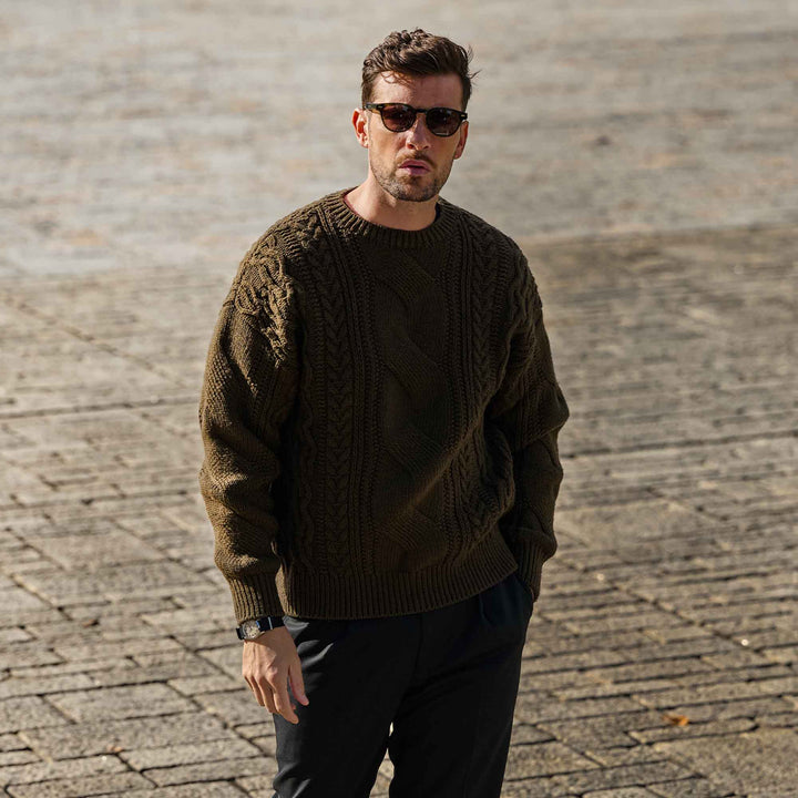 モダンケーブルニット「CROWN(クラウン)」オリーブ　着用モデル