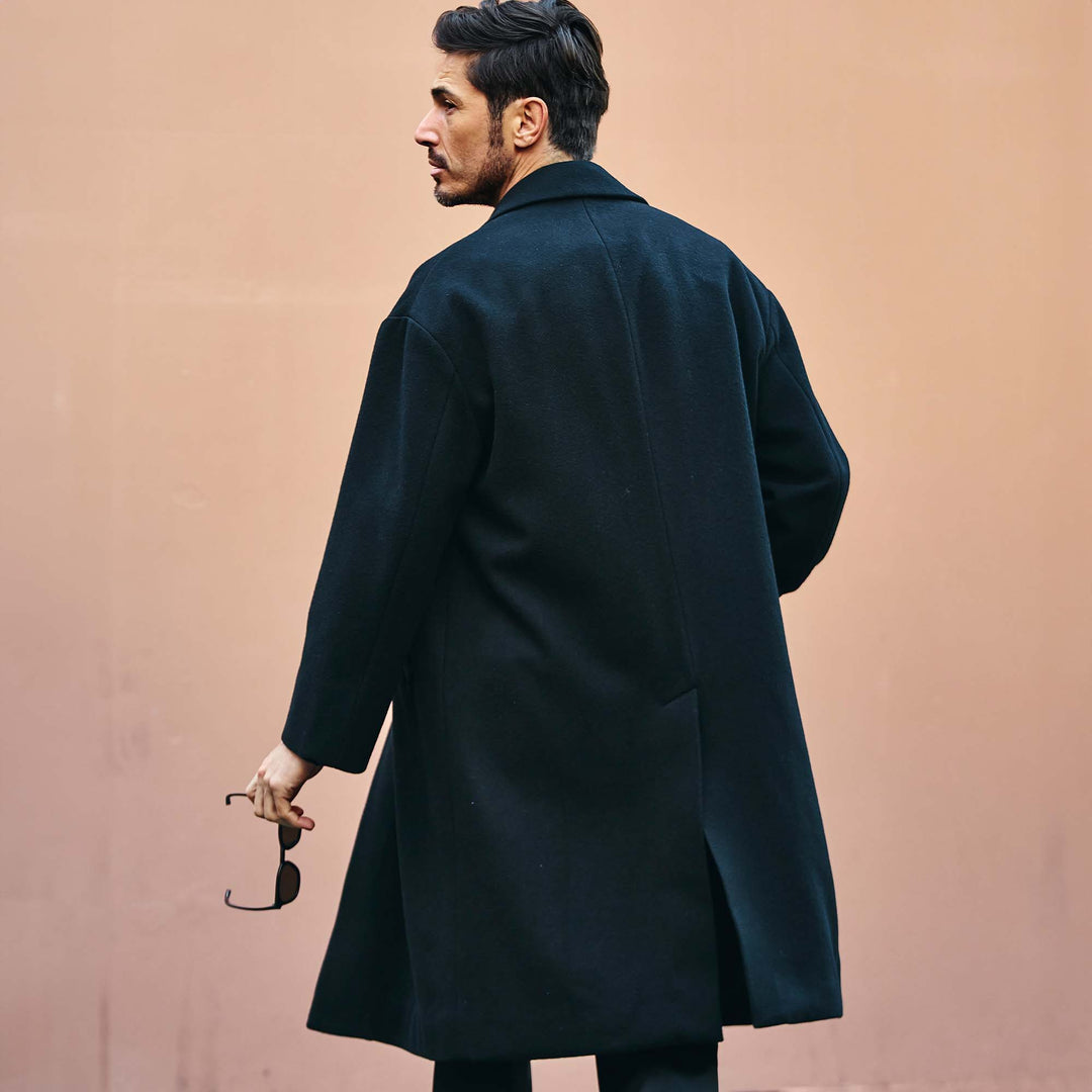 ロングチェスターコート「SHANKS TOKYO(シャンクス トーキョー)」ブラック　着用モデル　バック