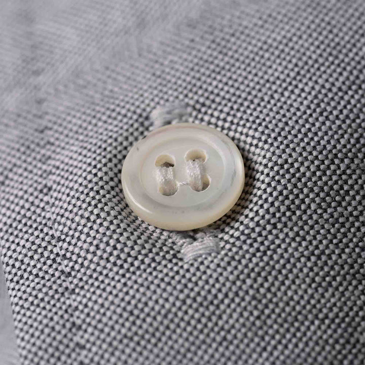 デュアルフェイスシャツ「BARON」ボタンのディテール