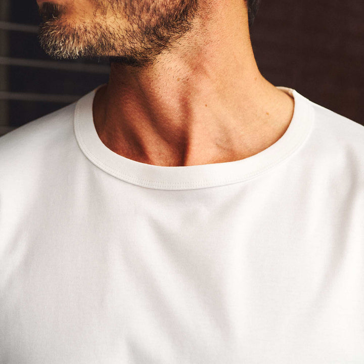 大人オーバーサイズTシャツ「BOX」モデル着用　襟よりカット