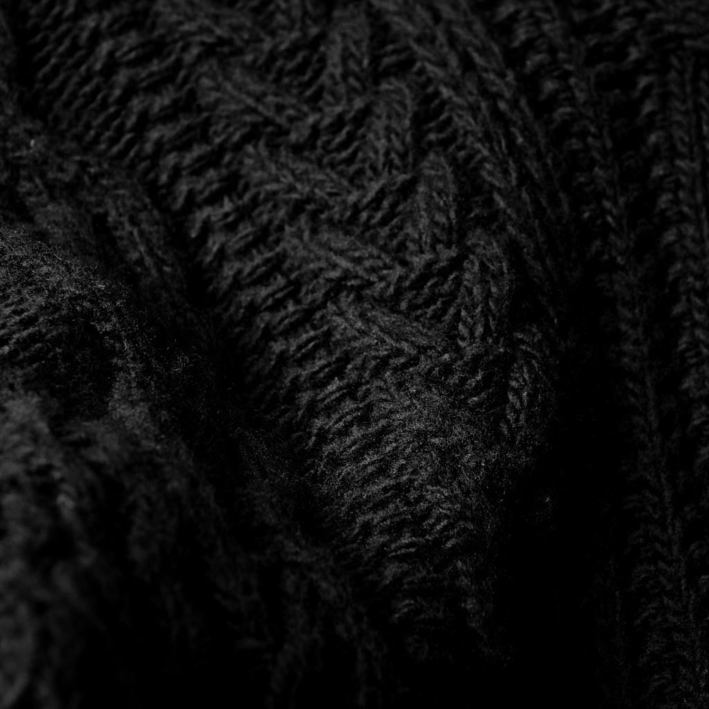 モダンケーブルニット「CROWN(クラウン)」ブラック　生地寄り　ディテール