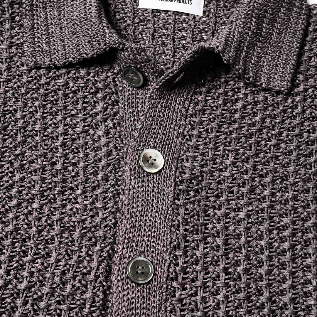 ザク編みニットポロシャツ「SUKHNA(スクナ)」グレー　ボタン　ディテール