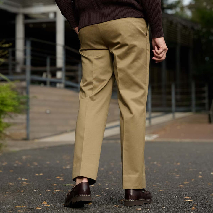 チノトラウザーズ「SAVVY(サヴィー)」バック　着用モデルカット