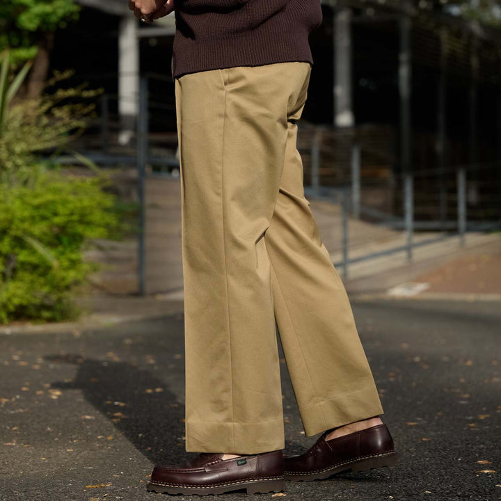 チノトラウザーズ「SAVVY(サヴィー)」サイド　モデル着用　ディテールカット