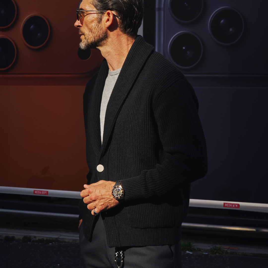 “俺たち”の都会派モダンニット「THE WOOSTER 2B CARDIGAN」