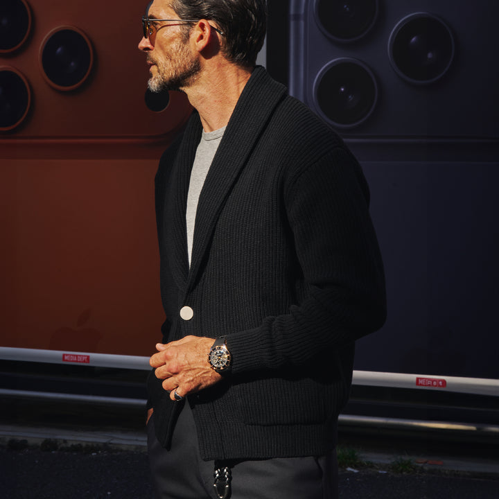 “俺たち”の都会派モダンニット「THE WOOSTER 2B CARDIGAN」