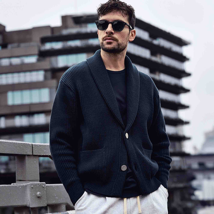 “俺たち”の都会派モダンニット「THE WOOSTER 2B CARDIGAN」