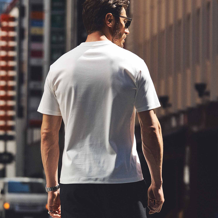 ドレスTシャツ「LEO SNUG」モデル着用　バック