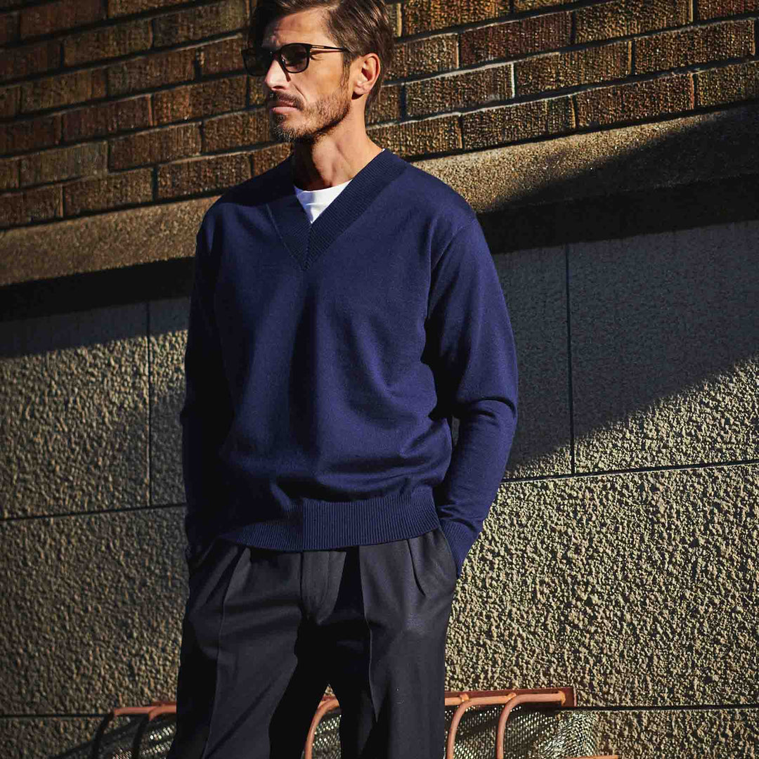 ワイドVネックセーター「BILL(ビル)」ネイビー　着用モデル