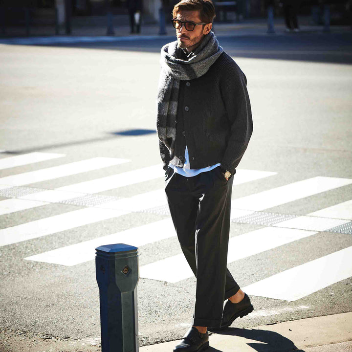 ショート丈ニットブルゾン「K-9(ケーナイン)」ブラック　着用モデル