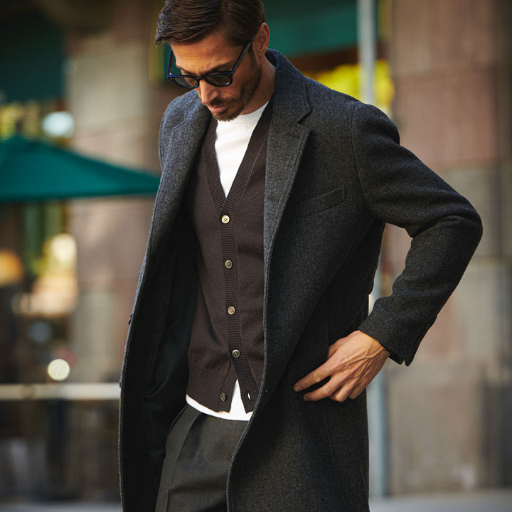 ワイドVネックカーディガン「ROY(ロイ)」チャコール　着用モデル