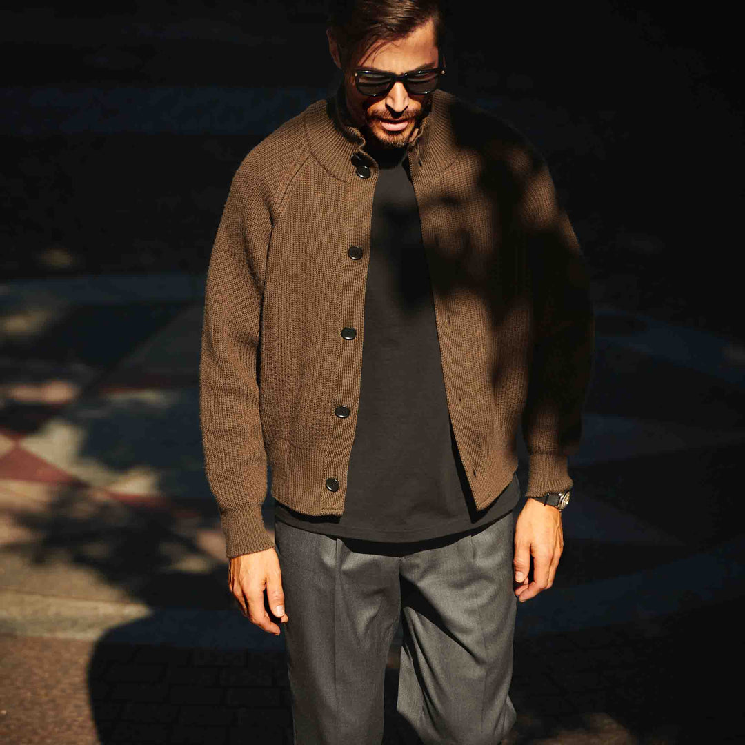 ショート丈ニットブルゾン「K-9(ケーナイン)」オリーブ　着用モデル