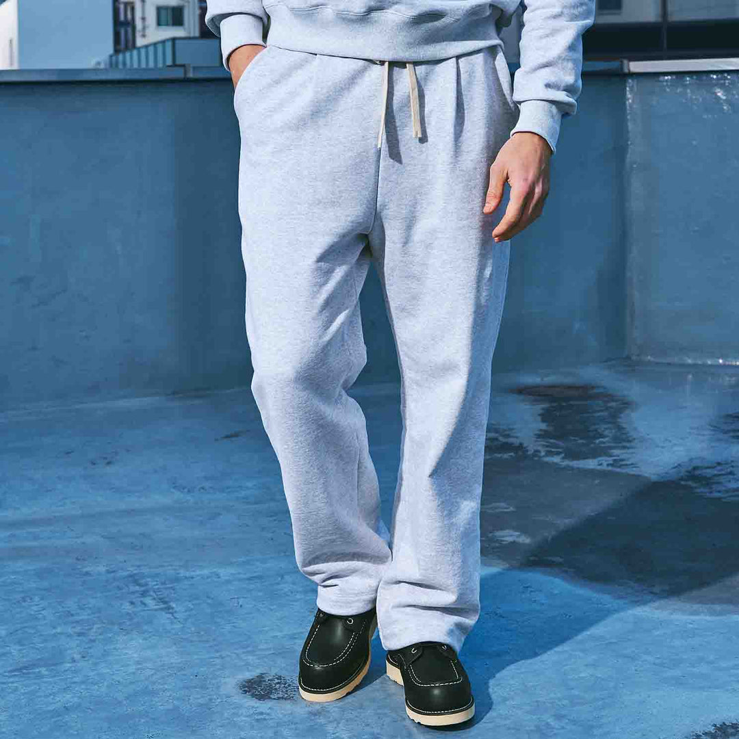 GSC「02 SWEATPANTS」　グレーモデル着用　フロント　ディテールカット
