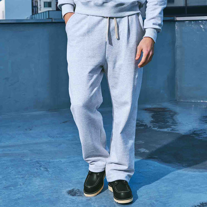 GSC「02 SWEATPANTS」　グレーモデル着用　フロント　ディテールカット