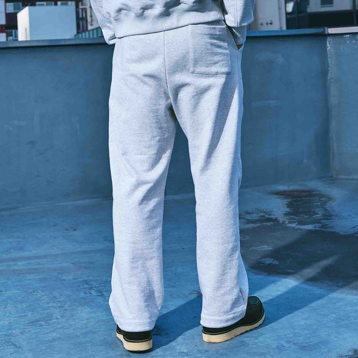 GSC「02 SWEATPANTS」グレー　モデル着用　バック　ディテールカット
