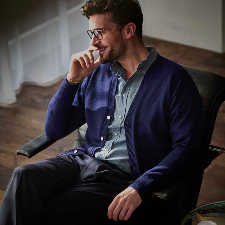 ワイドVネックカーディガン「ROY(ロイ)」ネイビー　着用モデル