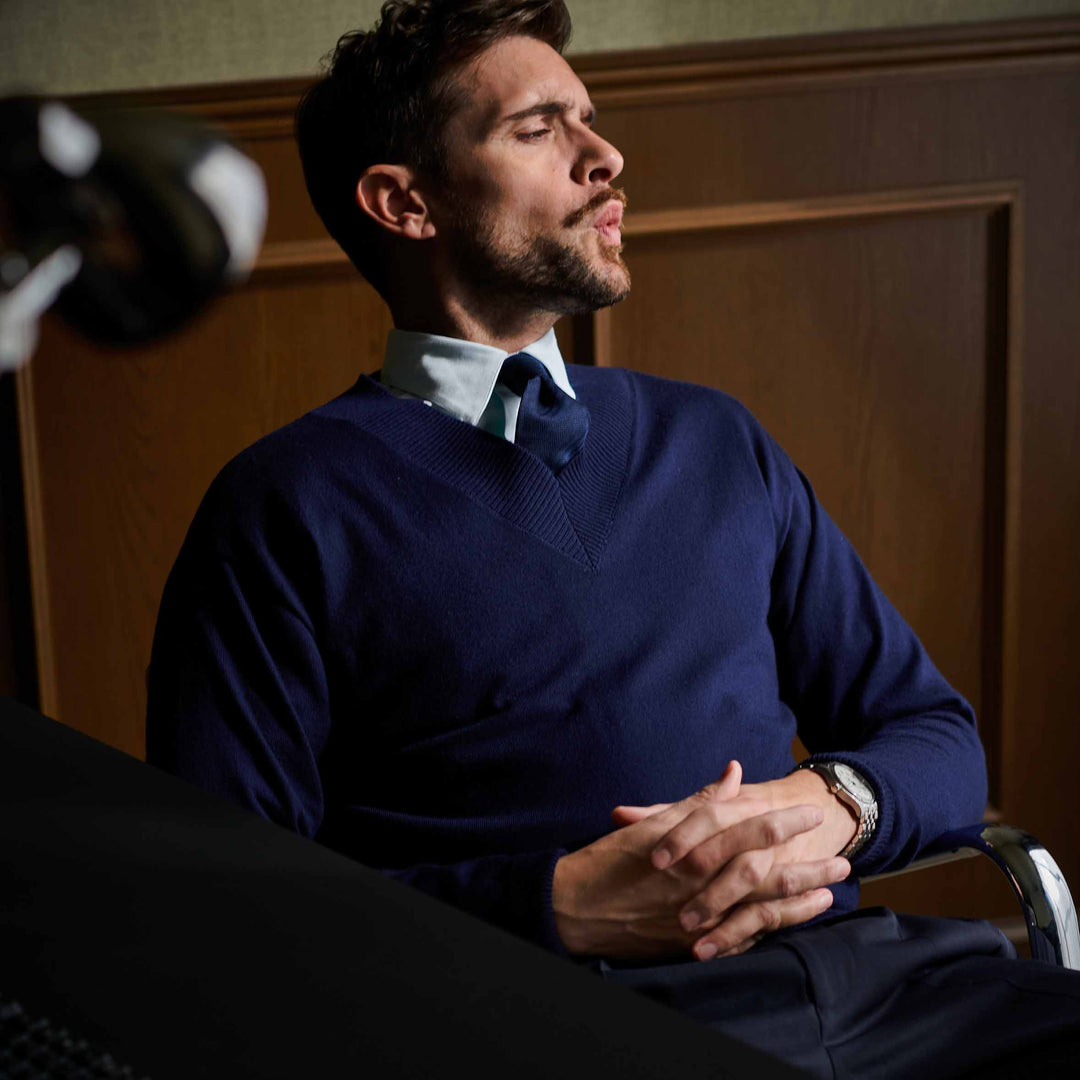 ワイドVネックセーター「BILL(ビル)」ネイビー　着用　モデル