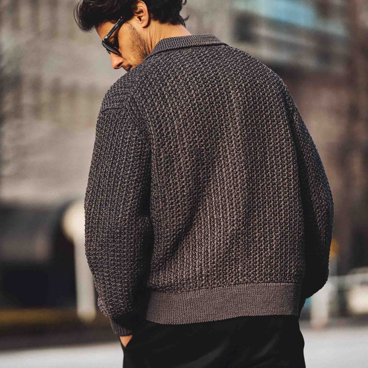 ザク編みニットポロシャツ「SUKHNA(スクナ)」グレー　バック　着用モデル