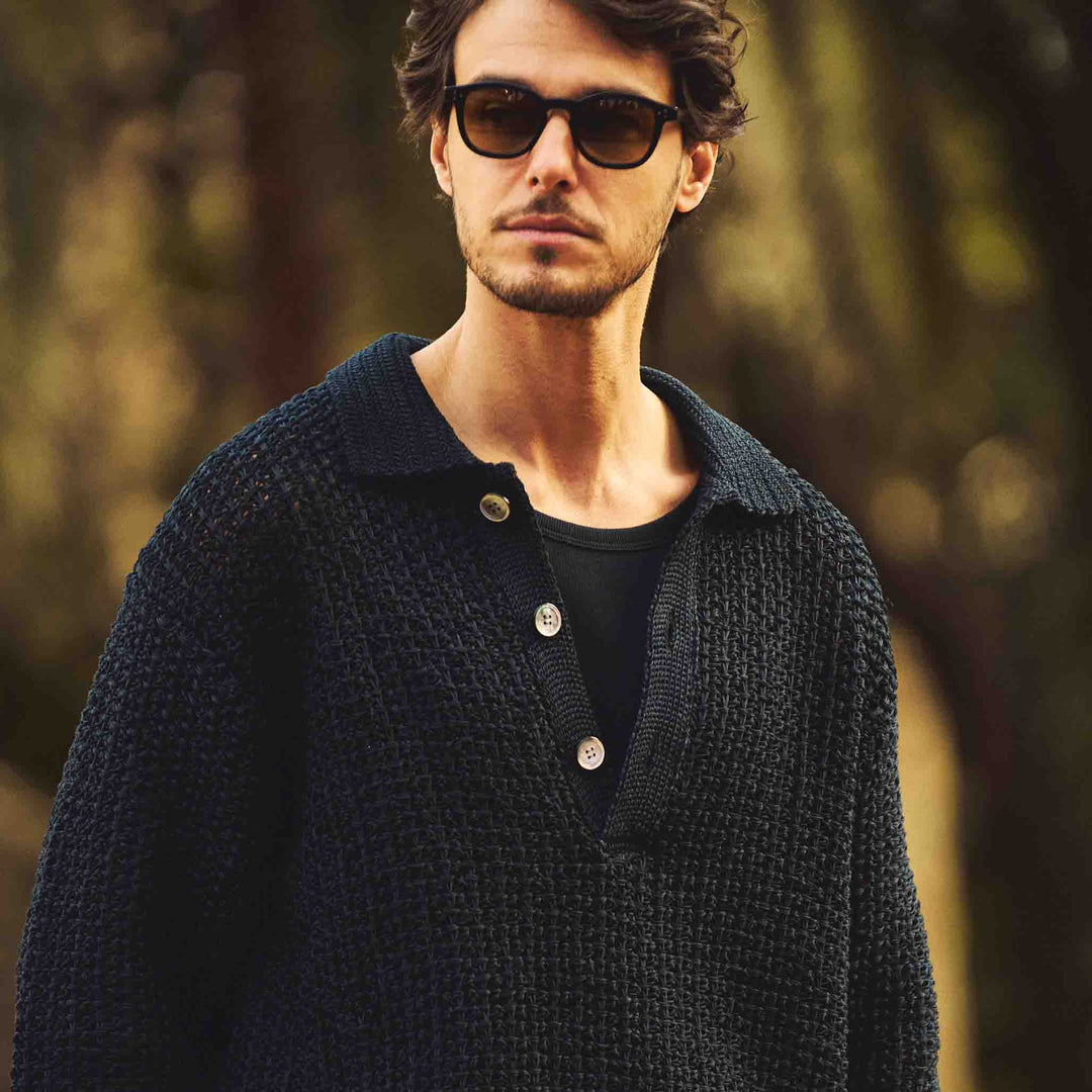 ザク編みニットポロシャツ「SUKHNA(スクナ)」ブラック　モデル着用　ディテール