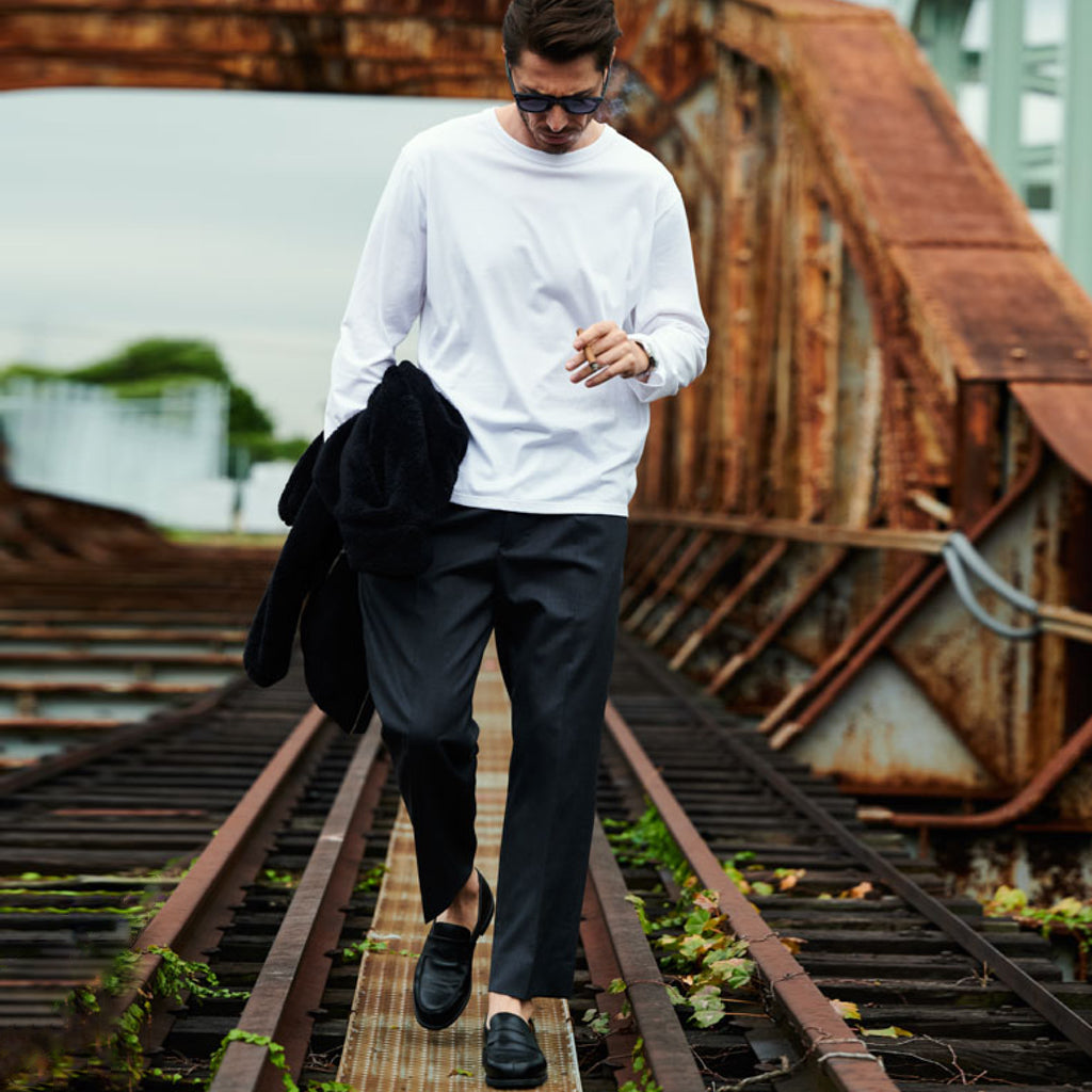 軽妙洒脱なラインを描くセミワイドスラックス「LIBRA PARIS(リブラ パリ)」