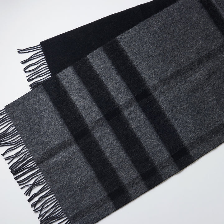 一本二役の着回し力！リバーシブル大判ストール「HERZ(ヘルツ)」