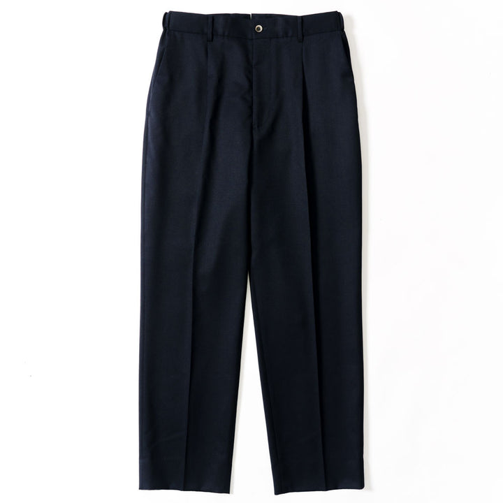 軽妙洒脱なラインを描くセミワイドスラックス「LIBRA PARIS(リブラ パリ)」