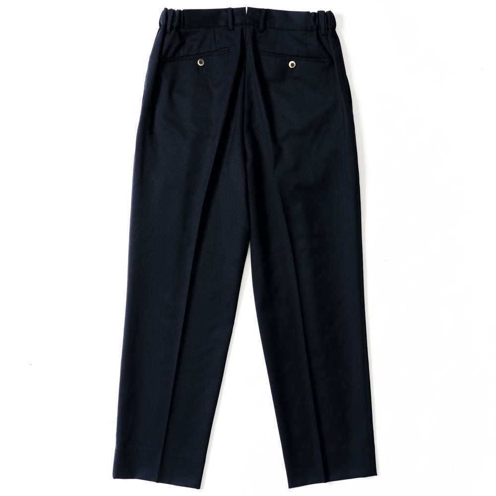 軽妙洒脱なラインを描くセミワイドスラックス「LIBRA PARIS(リブラ パリ)」