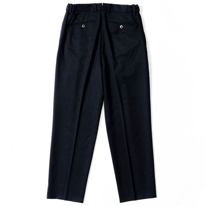 軽妙洒脱なラインを描くセミワイドスラックス「LIBRA PARIS(リブラ パリ)」