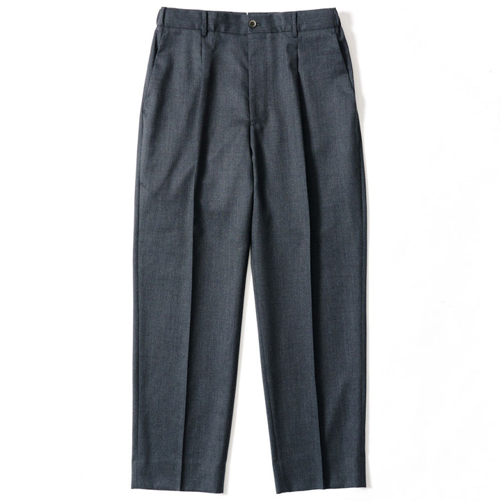 軽妙洒脱なラインを描くセミワイドスラックス「LIBRA PARIS(リブラ パリ)」