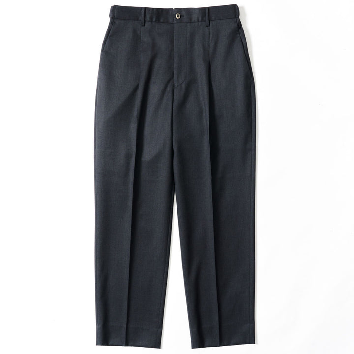 軽妙洒脱なラインを描くセミワイドスラックス「LIBRA PARIS(リブラ パリ)」