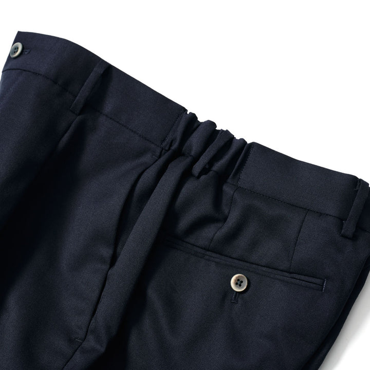 軽妙洒脱なラインを描くセミワイドスラックス「LIBRA PARIS(リブラ パリ)」