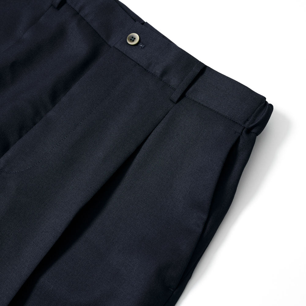 軽妙洒脱なラインを描くセミワイドスラックス「LIBRA PARIS(リブラ パリ)」