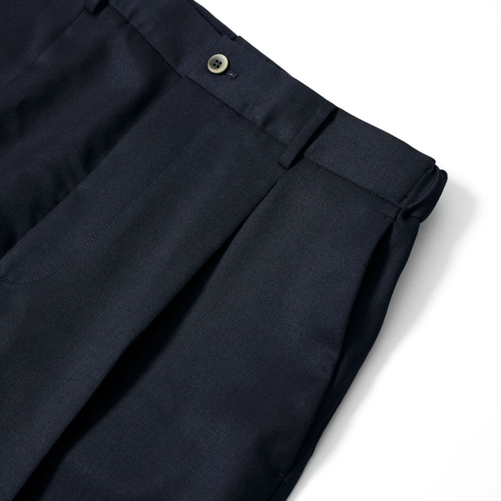 軽妙洒脱なラインを描くセミワイドスラックス「LIBRA PARIS(リブラ パリ)」