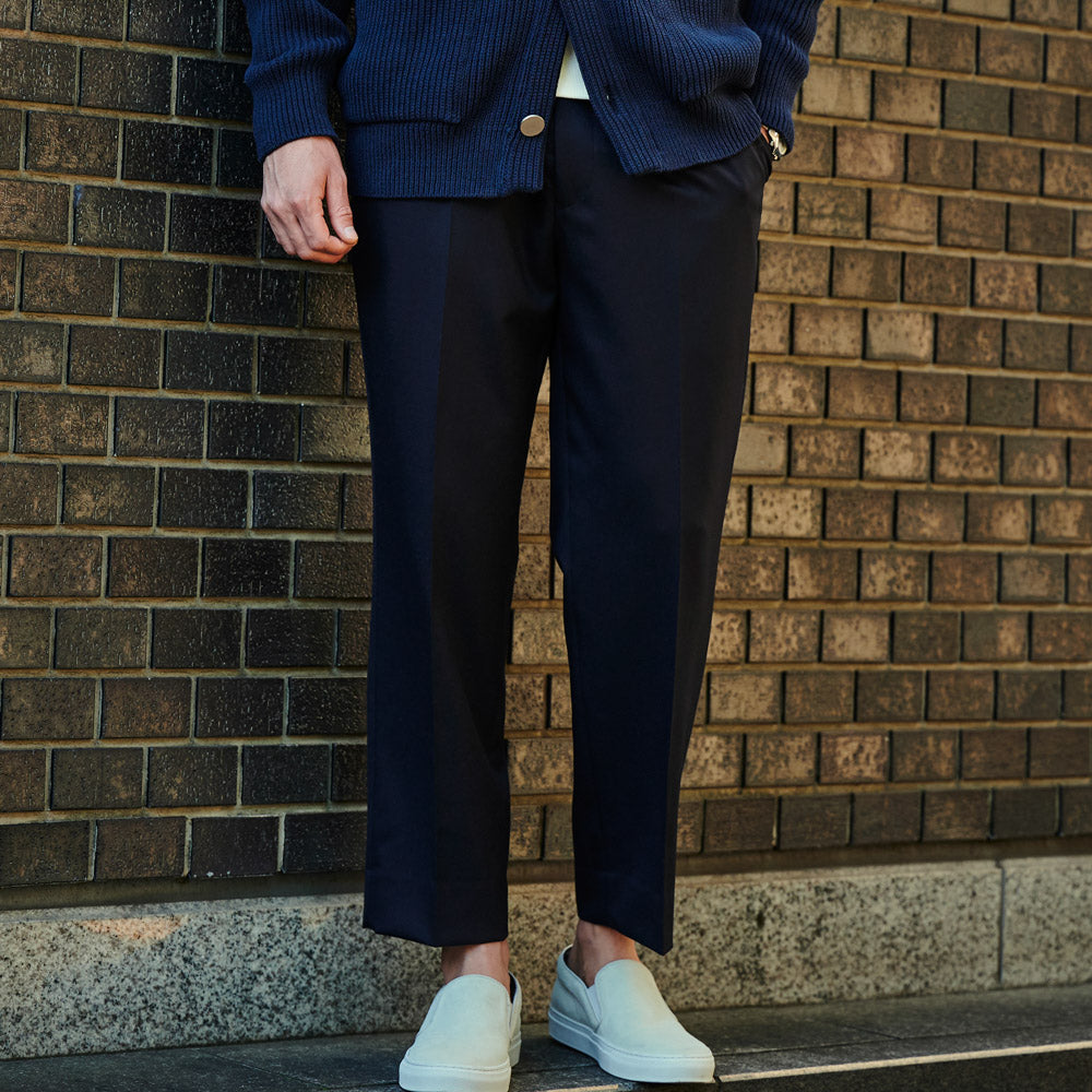 軽妙洒脱なラインを描くセミワイドスラックス「LIBRA PARIS(リブラ パリ)」