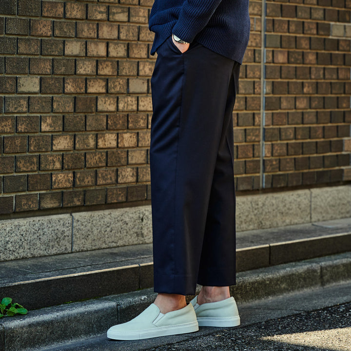 軽妙洒脱なラインを描くセミワイドスラックス「LIBRA PARIS(リブラ パリ)」