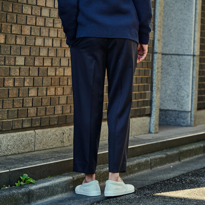 軽妙洒脱なラインを描くセミワイドスラックス「LIBRA PARIS(リブラ パリ)」