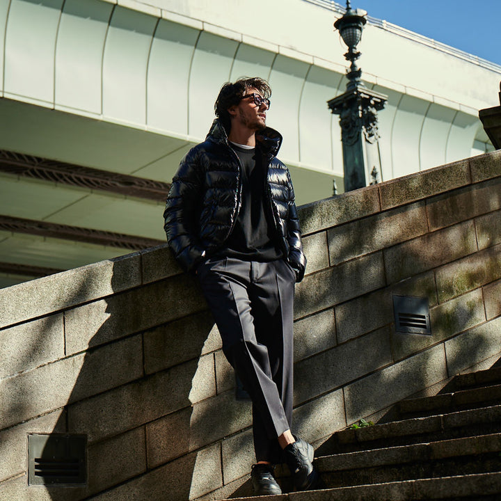 軽妙洒脱なラインを描くセミワイドスラックス「LIBRA PARIS(リブラ パリ)」