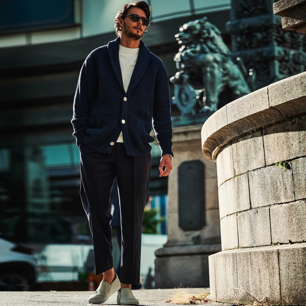 軽妙洒脱なラインを描くセミワイドスラックス「LIBRA PARIS(リブラ パリ)」