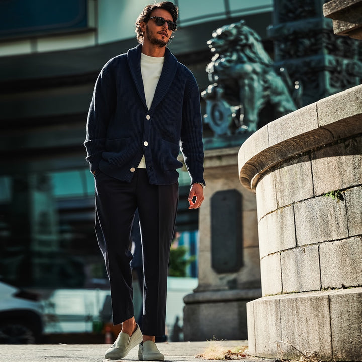 軽妙洒脱なラインを描くセミワイドスラックス「LIBRA PARIS(リブラ パリ)」